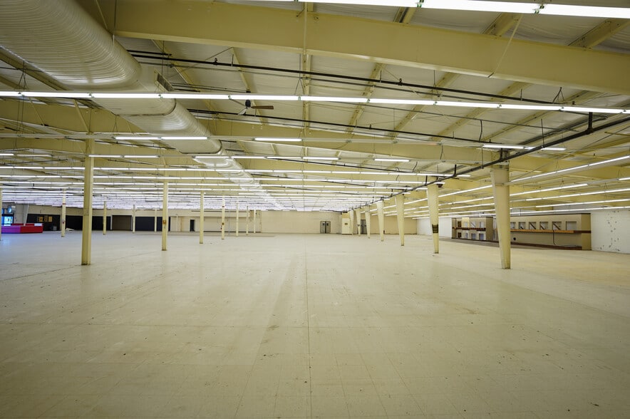 More Photos Of 6225 S 6th St, Klamath Falls Showroom For Sale