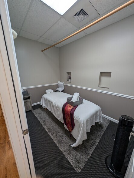 More Photos Of 2111 S Beretania St, Honolulu Storefront Retail Office For Lease