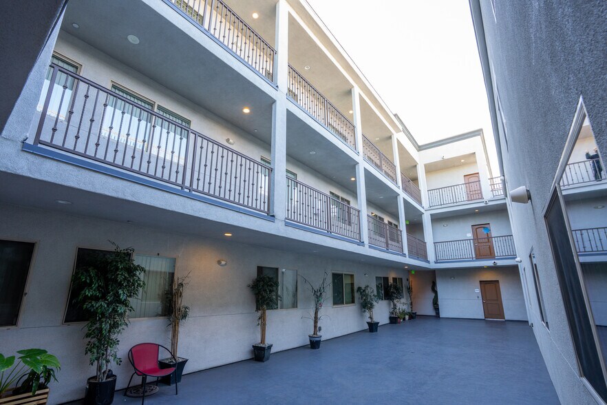More Photos Of 7203 Rubio Ave, Lake Balboa Apartments For Sale