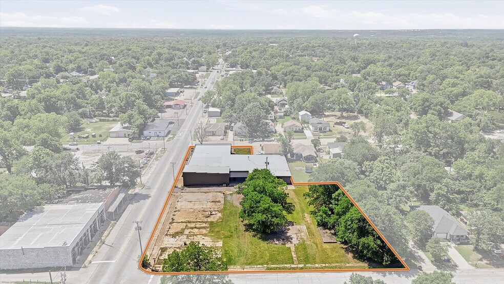 Primary Photo Of 613 S Armstrong Ave, Denison Warehouse For Sale
