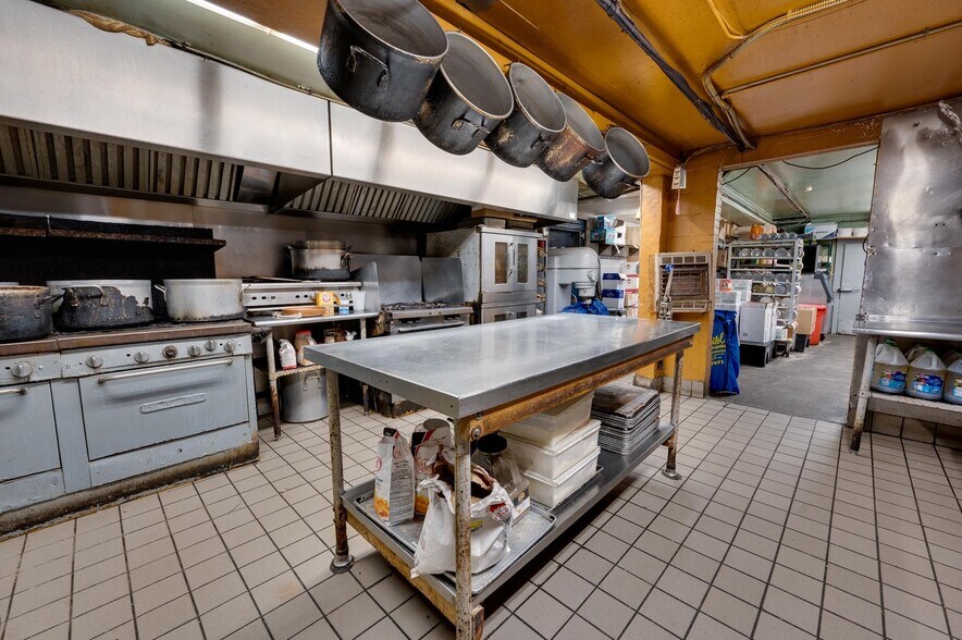 More Photos Of 3011 Pine Ave, Niagara Falls Restaurant For Sale