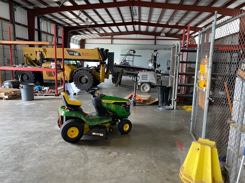 More Photos Of 1105 N Main St, Highlands Warehouse For Lease