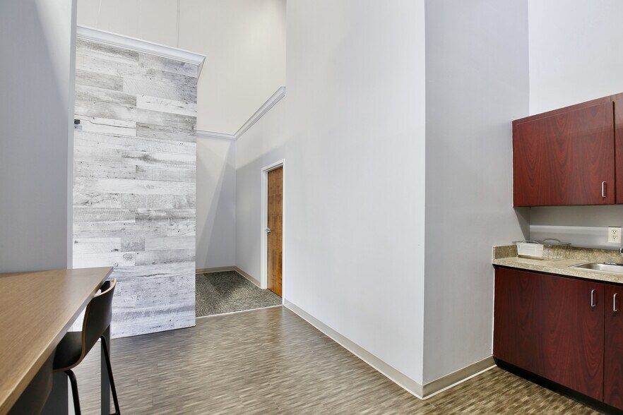 More Photos Of 6881 Kingspointe Pky, Orlando Business Park For Sale