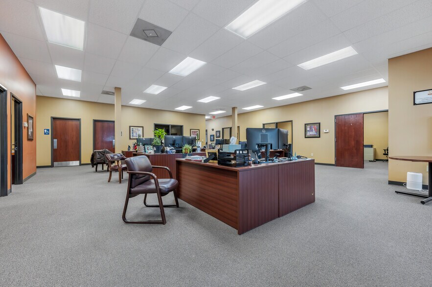 More Photos Of 8913-8923 Veterans Memorial Pky, O'Fallon Office Residential For Lease