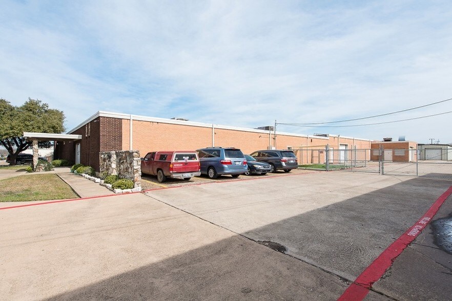 More Photos Of 300 S Kirby St, Garland Warehouse For Lease