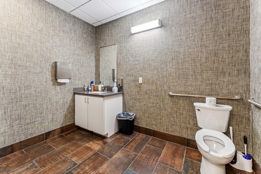 More Photos Of 2105 Northwest Blvd, Newton Office For Sale