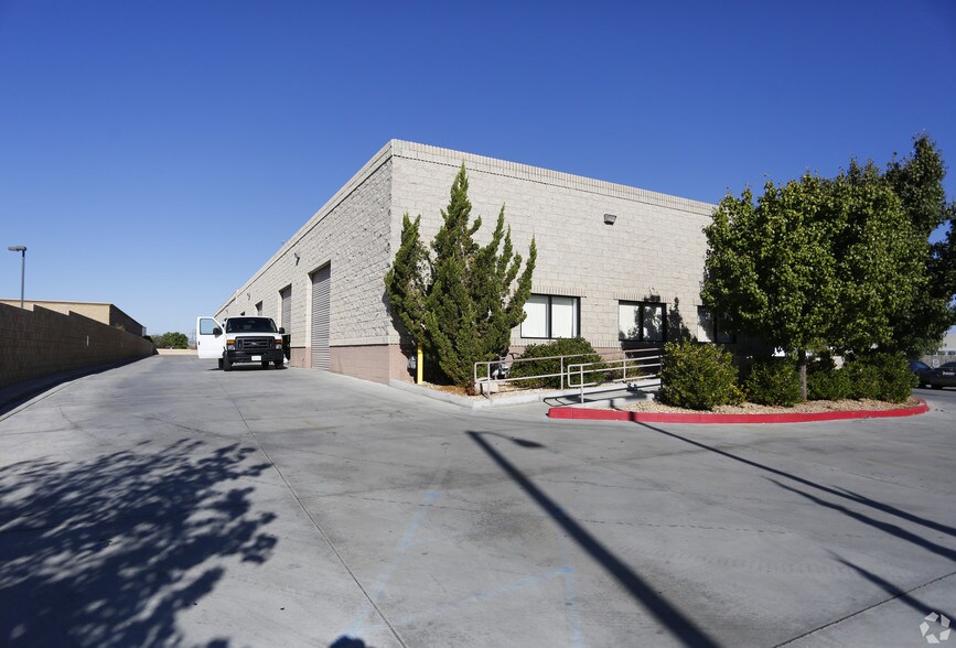 More Photos Of 42601 8th St W, Lancaster Warehouse For Lease