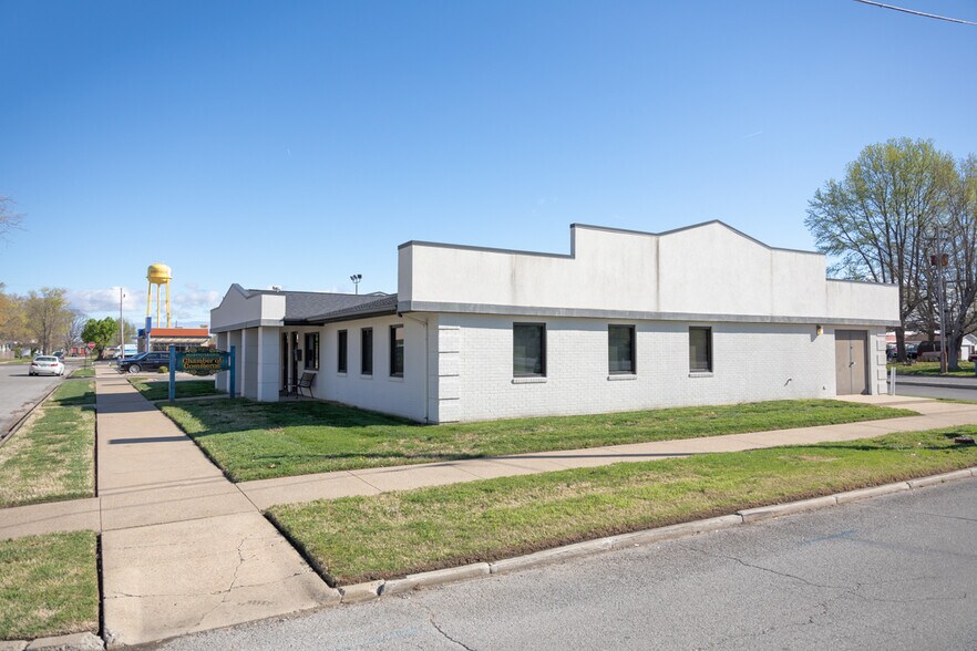 More Photos Of 1709 Walnut St, Murphysboro Bank For Sale
