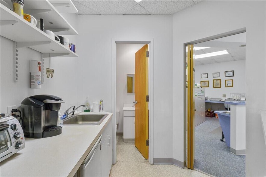 More Photos Of 1637 Mineral Spring Ave, North Providence Medical For Lease