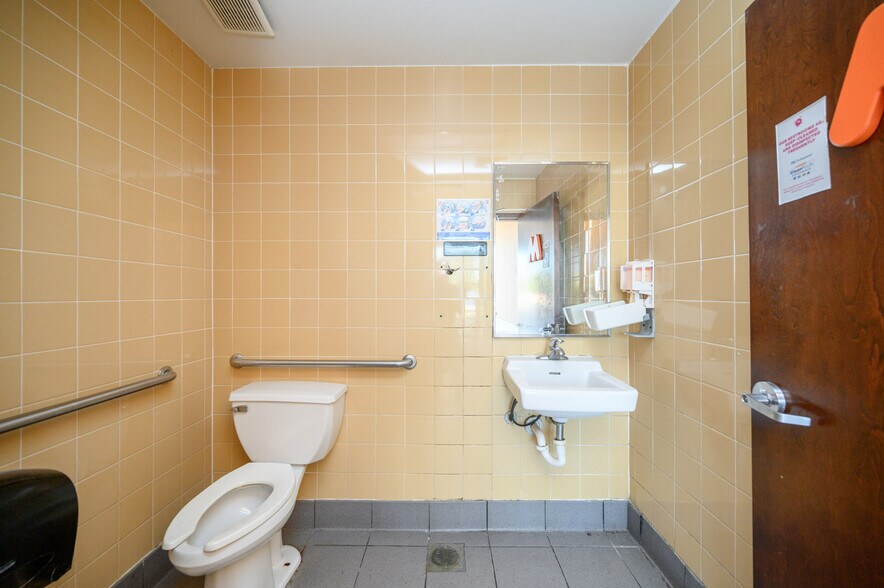 More Photos Of 343 State Route 17, Hasbrouck Heights Fast Food For Lease