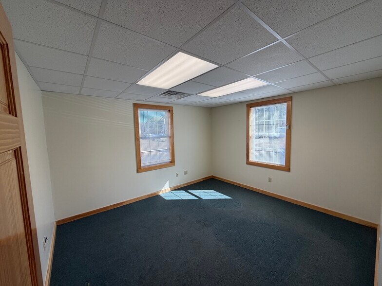 More Photos Of 1667 White Mountain Hwy, Sanbornville Showroom For Lease