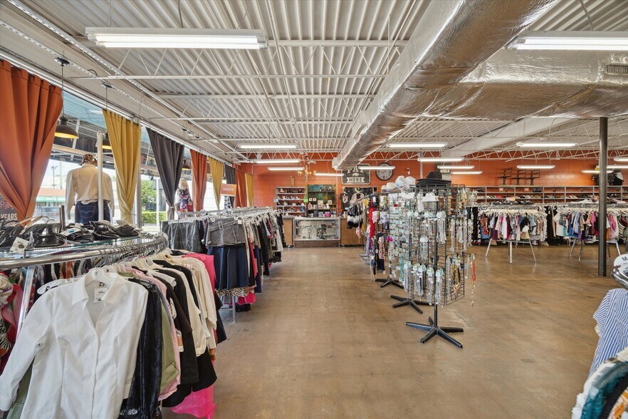 More Photos Of 2901 S Shepherd Dr, Houston Storefront For Lease