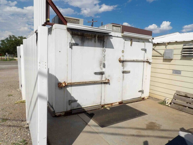 More Photos Of 245971 E Country Rd, Canton Service Station For Sale