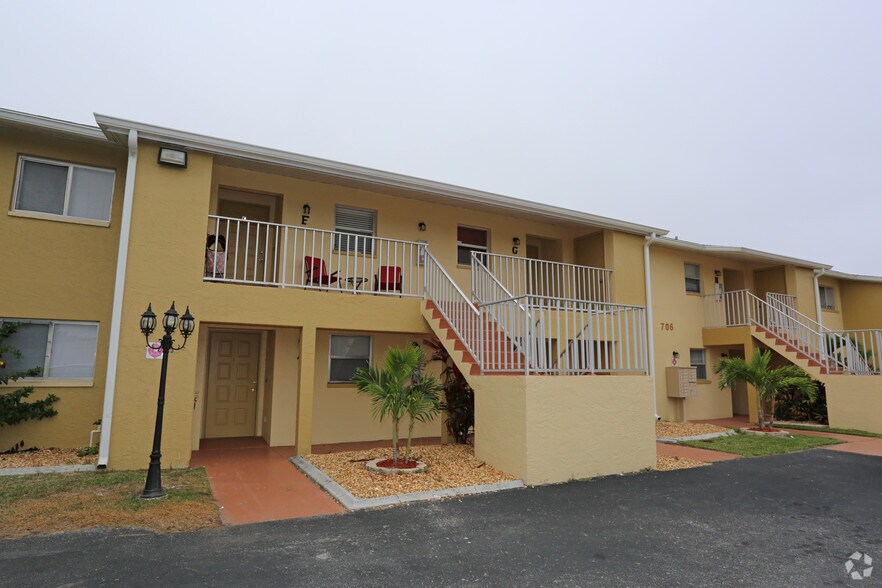Primary Photo Of 706 SE 13th Ct, Cape Coral Apartments For Sale