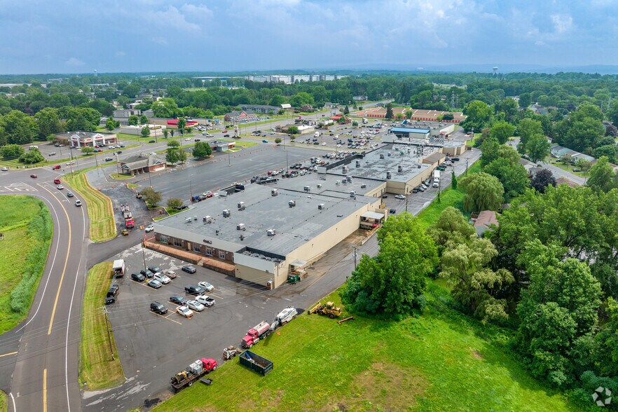 More Photos Of 7421 Oswego Rd, Liverpool Storefront For Lease