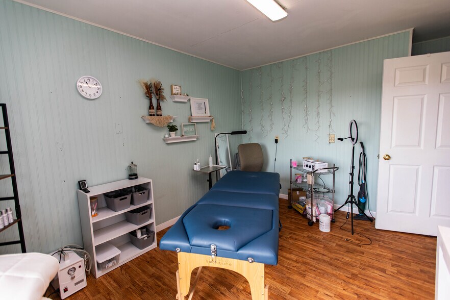 More Photos Of 308 Dale Dr, Montfort General Retail For Sale