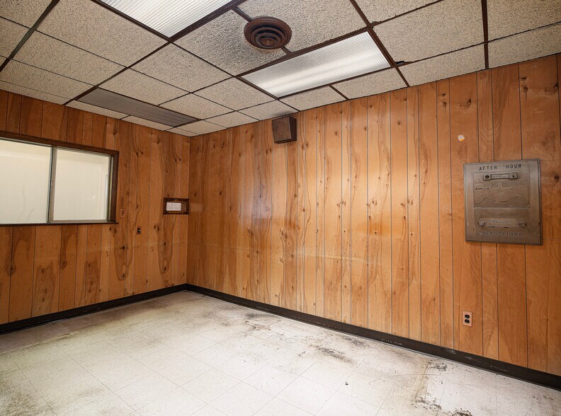 More Photos Of 6412-6418 Frankford Ave, Baltimore Warehouse For Lease