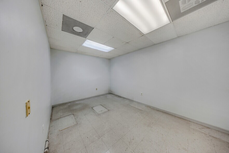 More Photos Of 2901 NW 17th Ave, Miami Office For Sale