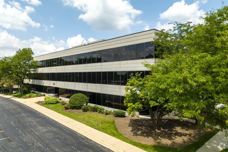 More Photos Of 850 Warrenville Rd, Lisle Office For Sale
