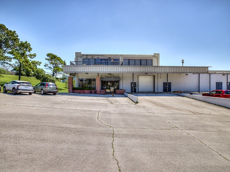 More Photos Of 6201 E 43rd St, Tulsa Manufacturing For Lease