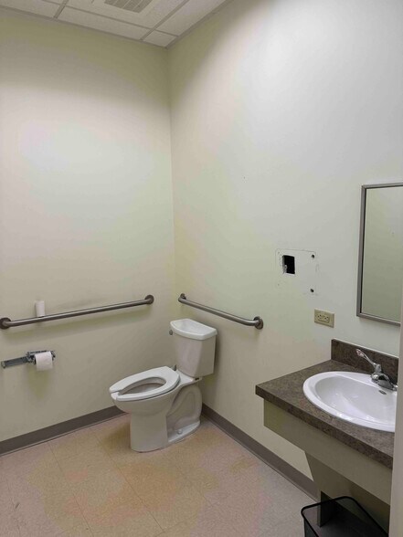 More Photos Of 897 Von Kolnitz Rd, Mount Pleasant Medical For Lease