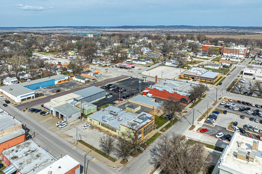 More Photos Of 422 Seneca St, Leavenworth Flex For Sale