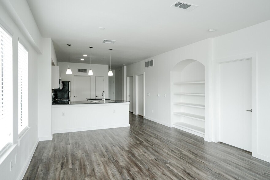 More Photos Of 127 E Riverside Dr, Austin Apartments For Lease