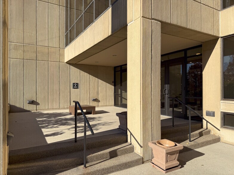 More Photos Of 730 Holiday Dr, Pittsburgh Office For Lease