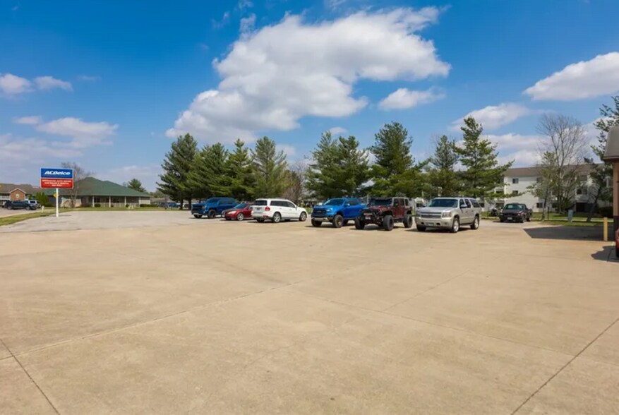 More Photos Of 2300 Hoffman Dr, Effingham Auto Repair For Sale