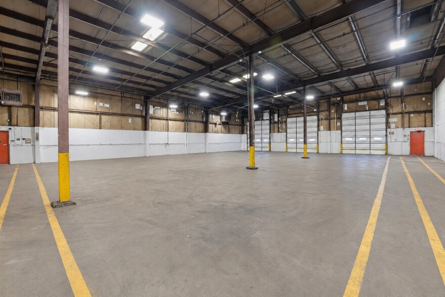 More Photos Of 235-255 Cadwell Dr, Springfield Distribution For Lease