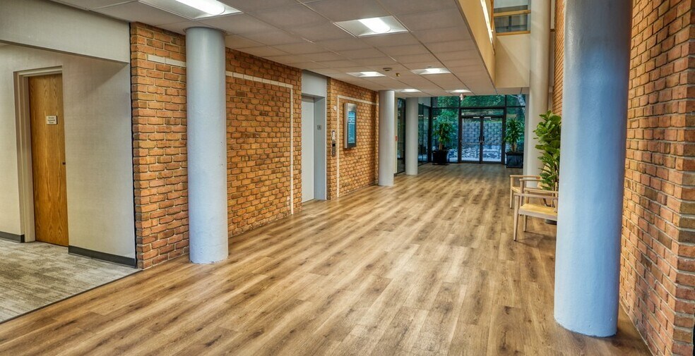 More Photos Of 9755 Dogwood Rd, Roswell Office For Lease