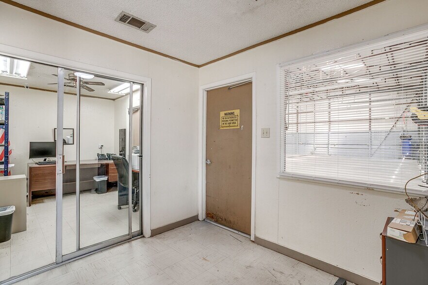 More Photos Of 3040 Ramona Dr, Fort Worth Research And Development For Lease