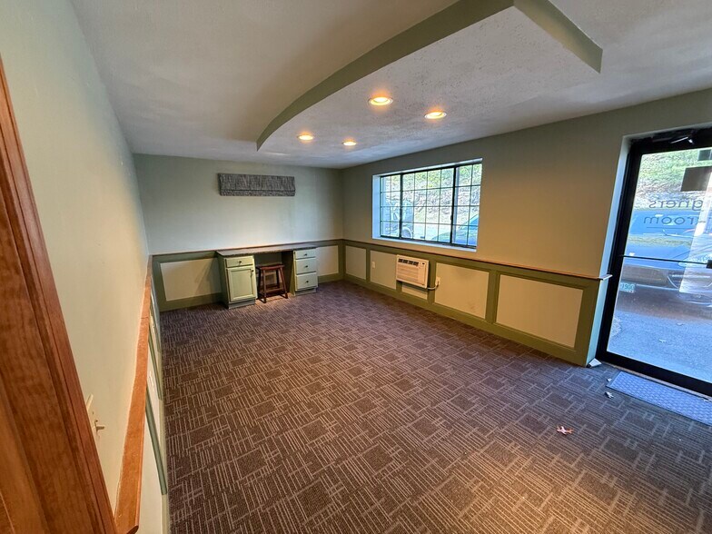 More Photos Of 728 E Industrial Park Dr, Manchester Warehouse For Lease