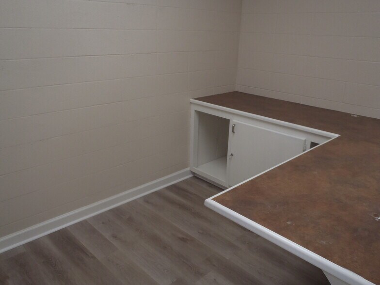 More Photos Of 2025 McLarty Dr, Newport Office For Sale