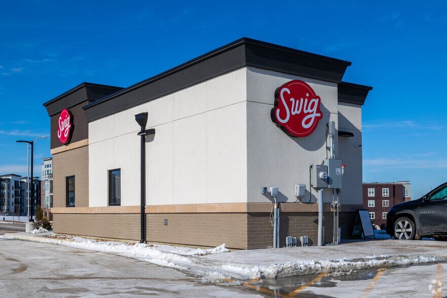 More Photos Of 390 NW Chipman Rd, Lee's Summit General Retail For Sale