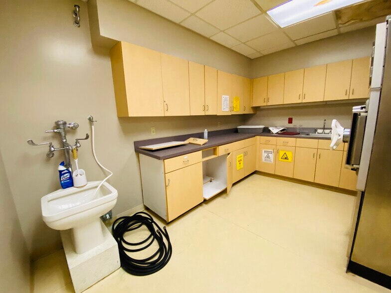 More Photos Of 404 Hall of Fame Dr, Lake City Medical For Lease