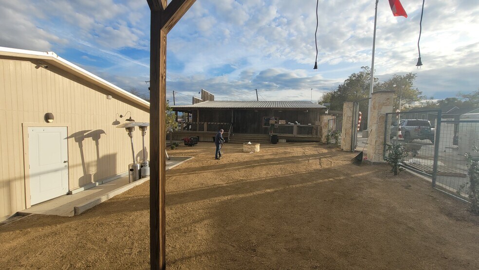 More Photos Of 1119 N Main St, Taylor Convenience Store For Sale