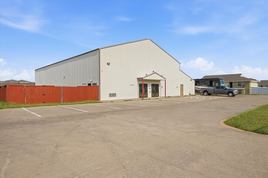 More Photos Of 920 S Heritage Pky, Sherman Specialty For Sale