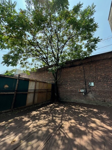 More Photos Of 124 30th St, Brooklyn Showroom For Lease