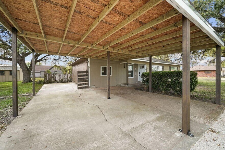 More Photos Of 3027 Poppy St, Needville Apartments For Sale