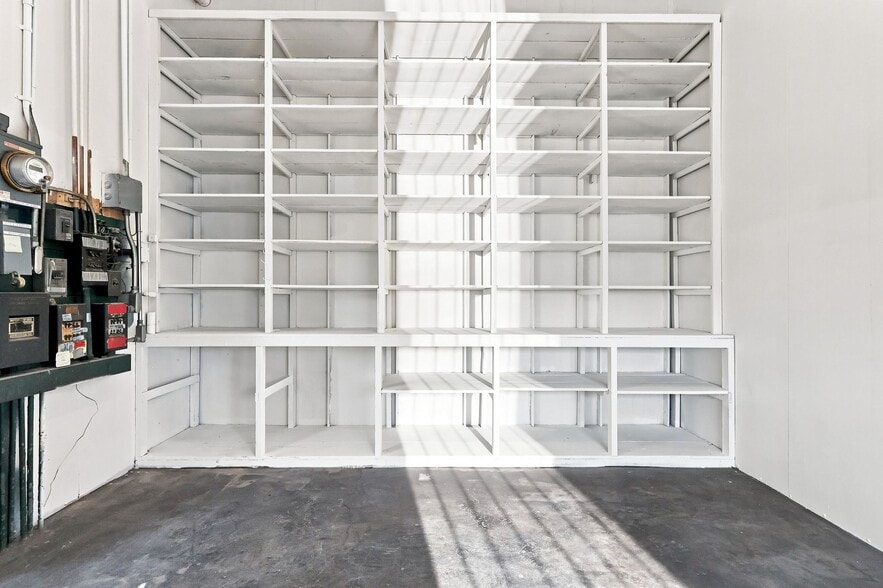 More Photos Of 371 S Fairfax Ave, Los Angeles Service Station For Lease
