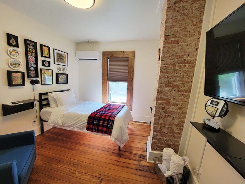 More Photos Of 110 Mc Lean Ave, Cotter Hotel For Sale