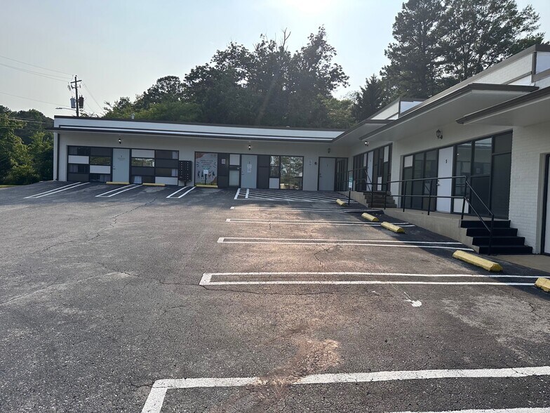 More Photos Of 1401 Applewood Dr, Dalton Medical For Lease