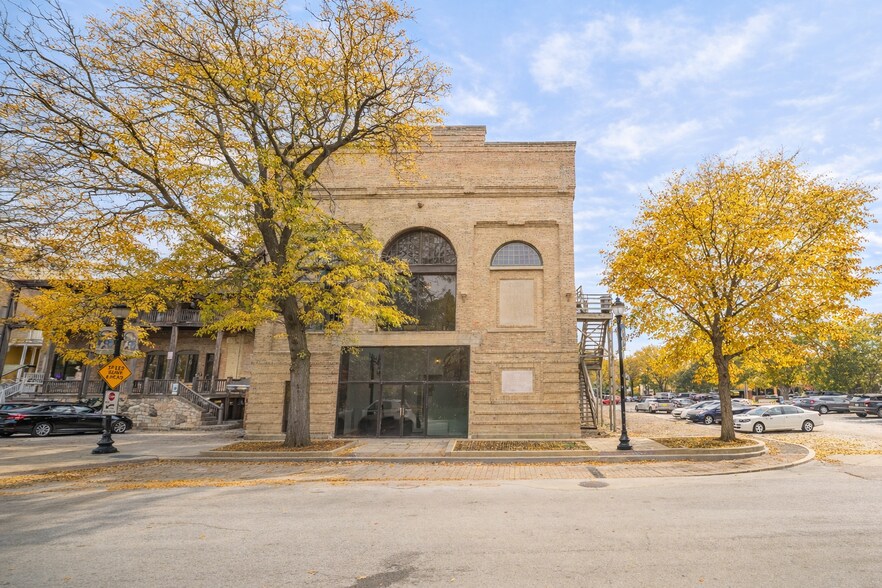 More Photos Of 76-80 S Grove Ave, Elgin Office For Lease