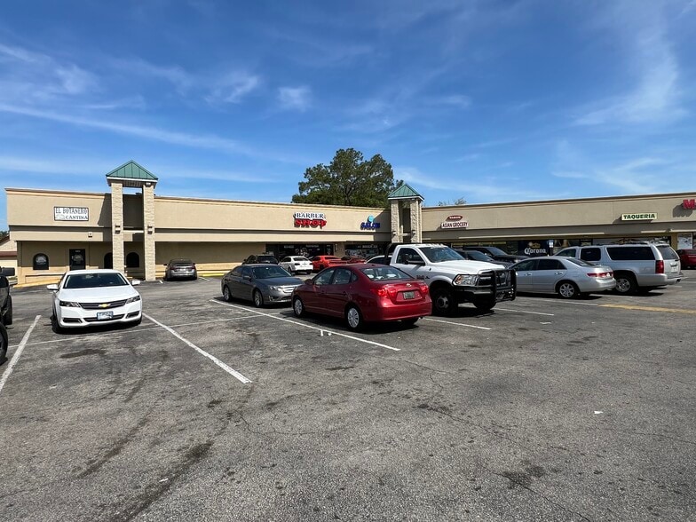 More Photos Of 5745-5759 Beney Rd, Jacksonville Unknown For Lease