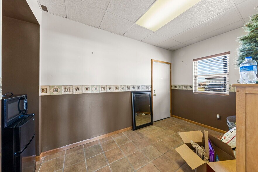 More Photos Of 645 E Lasalle St, Somonauk Showroom For Lease