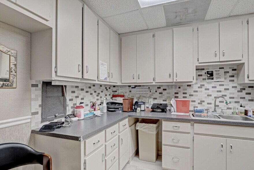 More Photos Of 3537 Forest Hill Blvd, West Palm Beach Medical For Lease