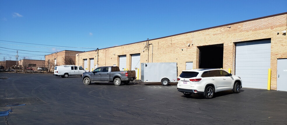 More Photos Of 1421-1431 Armour Blvd, Mundelein Warehouse For Lease