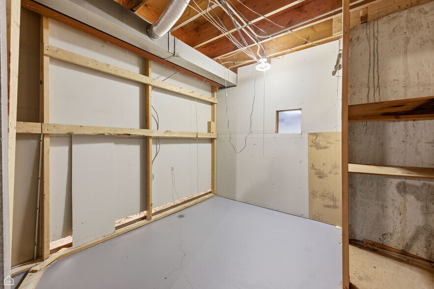 More Photos Of 8507 S Roberts Rd, Justice Veterinarian Kennel For Sale
