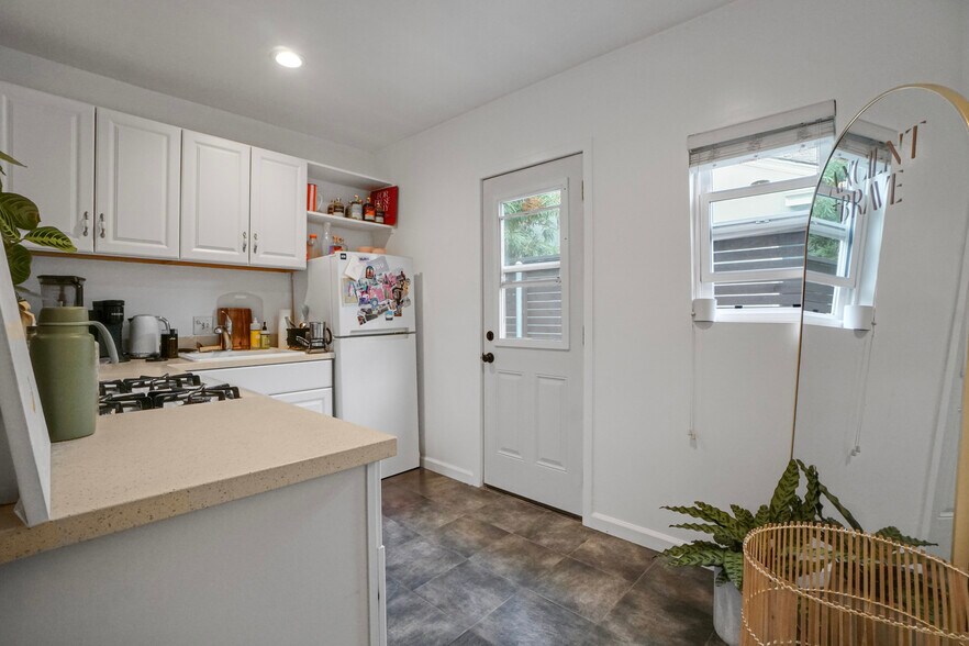 More Photos Of 705 Flower Ave, Venice Apartments For Sale